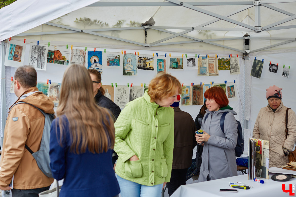 В субботу в центре Владимира на улице Музейная было необычно людно. Не привязываясь к каким-либо датам, а исходя исключительно из желания и своих возможностей, Розановский центр при поддержке Московской международной киношколы и центра современной культуры «Флигель» организовал здесь фестиваль «Лица улиц».