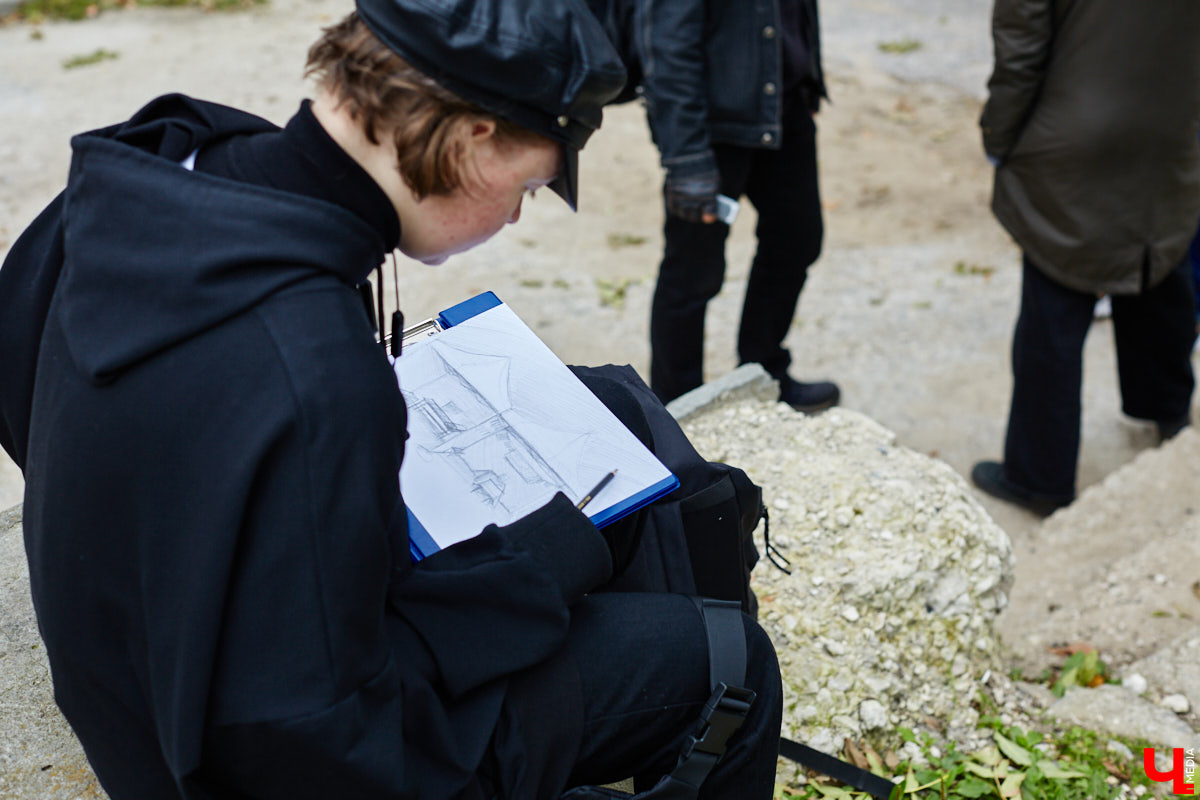 В субботу в центре Владимира на улице Музейная было необычно людно. Не привязываясь к каким-либо датам, а исходя исключительно из желания и своих возможностей, Розановский центр при поддержке Московской международной киношколы и центра современной культуры «Флигель» организовал здесь фестиваль «Лица улиц».