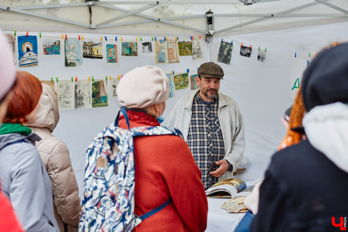 В субботу в центре Владимира на улице Музейная было необычно людно. Не привязываясь к каким-либо датам, а исходя исключительно из желания и своих возможностей, Розановский центр при поддержке Московской международной киношколы и центра современной культуры «Флигель» организовал здесь фестиваль «Лица улиц».