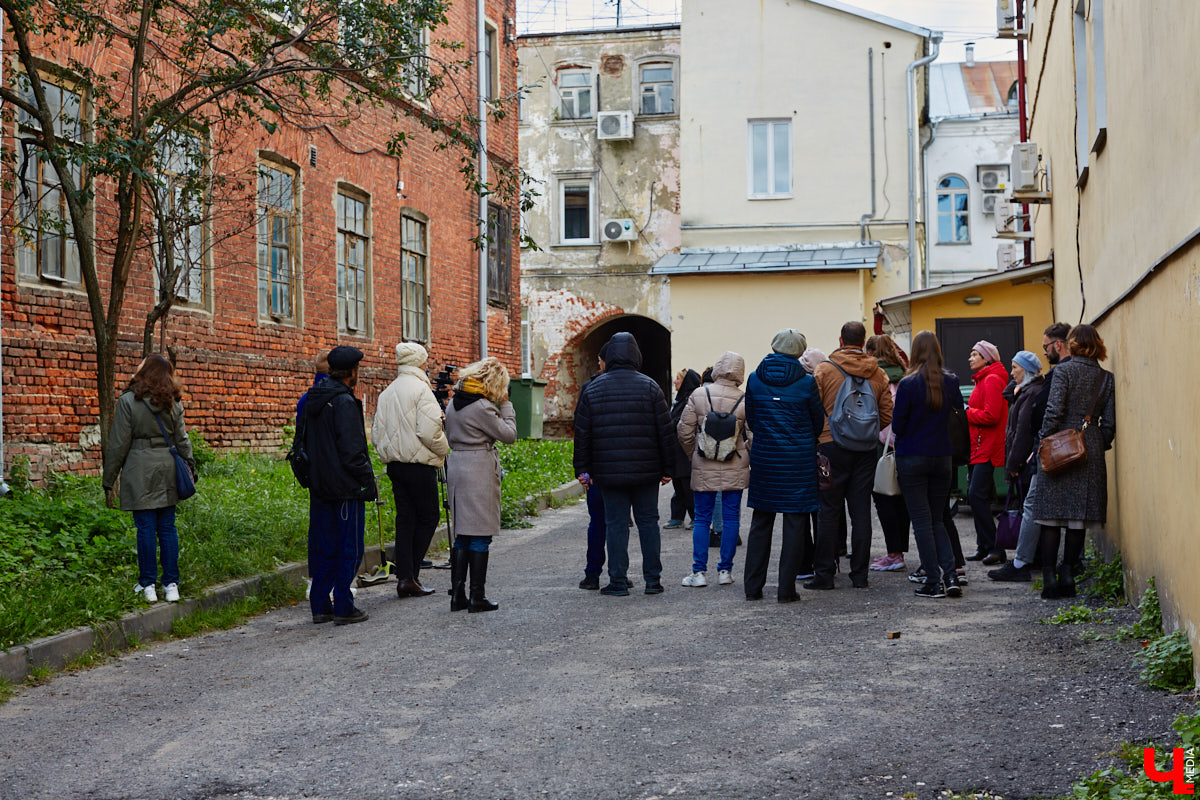 В субботу в центре Владимира на улице Музейная было необычно людно. Не привязываясь к каким-либо датам, а исходя исключительно из желания и своих возможностей, Розановский центр при поддержке Московской международной киношколы и центра современной культуры «Флигель» организовал здесь фестиваль «Лица улиц».