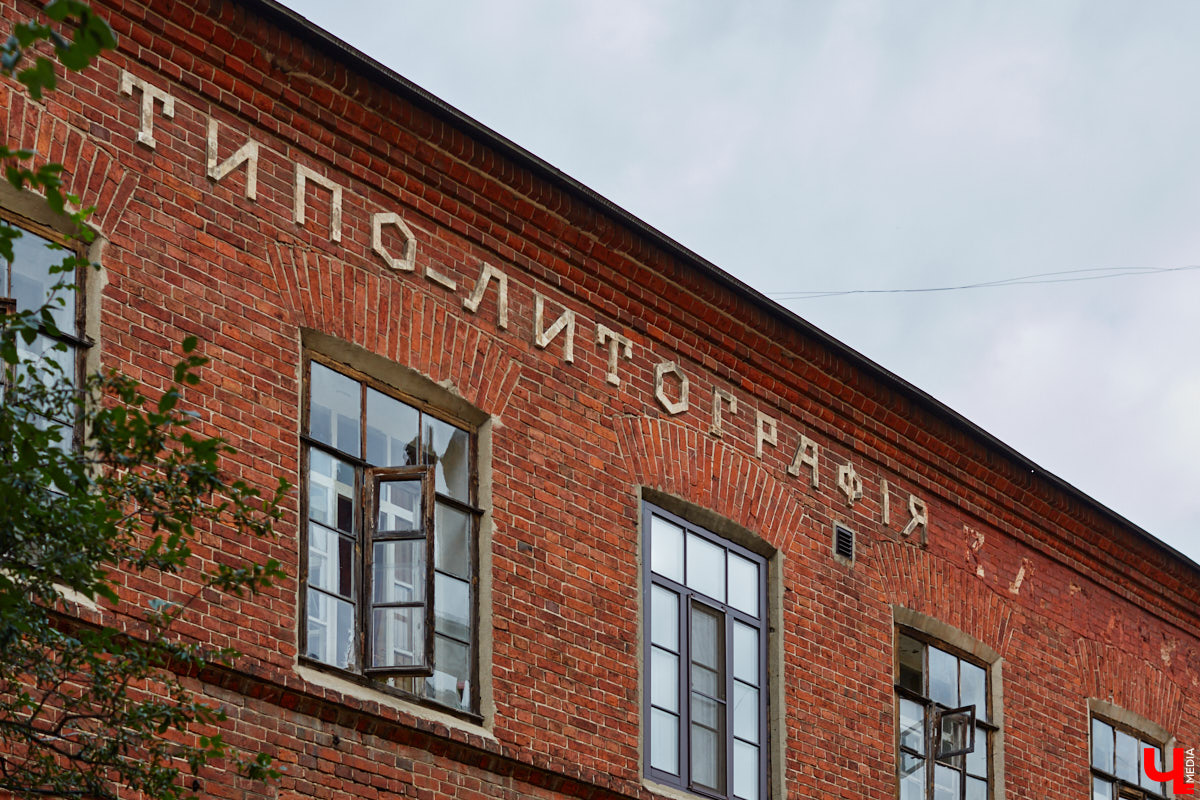 В субботу в центре Владимира на улице Музейная было необычно людно. Не привязываясь к каким-либо датам, а исходя исключительно из желания и своих возможностей, Розановский центр при поддержке Московской международной киношколы и центра современной культуры «Флигель» организовал здесь фестиваль «Лица улиц».