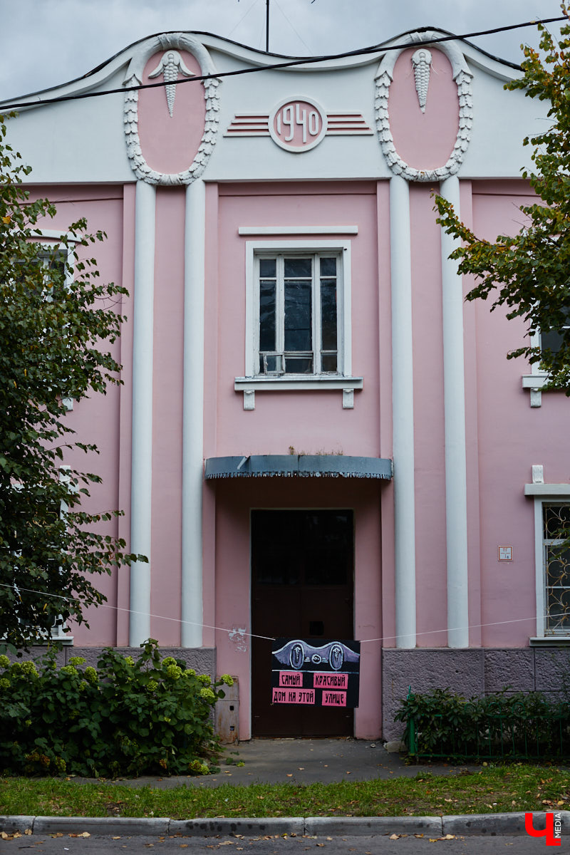 В субботу в центре Владимира на улице Музейная было необычно людно. Не привязываясь к каким-либо датам, а исходя исключительно из желания и своих возможностей, Розановский центр при поддержке Московской международной киношколы и центра современной культуры «Флигель» организовал здесь фестиваль «Лица улиц».