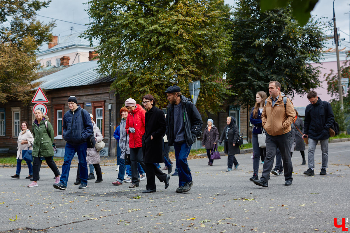 В субботу в центре Владимира на улице Музейная было необычно людно. Не привязываясь к каким-либо датам, а исходя исключительно из желания и своих возможностей, Розановский центр при поддержке Московской международной киношколы и центра современной культуры «Флигель» организовал здесь фестиваль «Лица улиц».