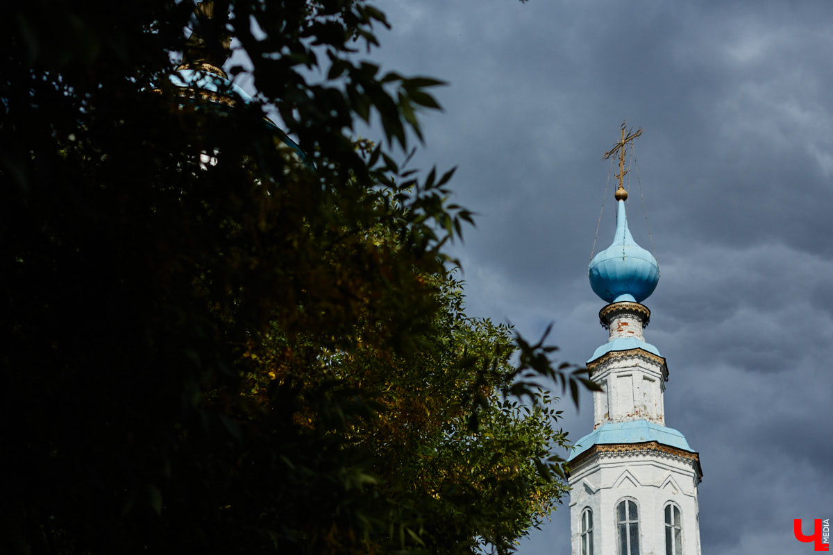 В субботу в центре Владимира на улице Музейная было необычно людно. Не привязываясь к каким-либо датам, а исходя исключительно из желания и своих возможностей, Розановский центр при поддержке Московской международной киношколы и центра современной культуры «Флигель» организовал здесь фестиваль «Лица улиц».