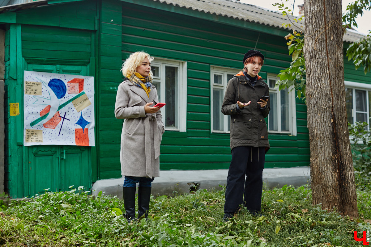 В субботу в центре Владимира на улице Музейная было необычно людно. Не привязываясь к каким-либо датам, а исходя исключительно из желания и своих возможностей, Розановский центр при поддержке Московской международной киношколы и центра современной культуры «Флигель» организовал здесь фестиваль «Лица улиц».
