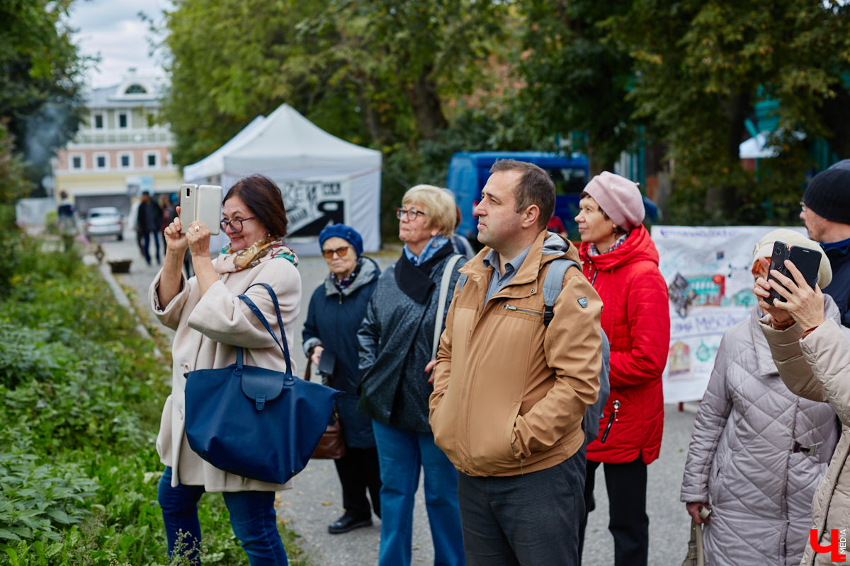 В субботу в центре Владимира на улице Музейная было необычно людно. Не привязываясь к каким-либо датам, а исходя исключительно из желания и своих возможностей, Розановский центр при поддержке Московской международной киношколы и центра современной культуры «Флигель» организовал здесь фестиваль «Лица улиц».