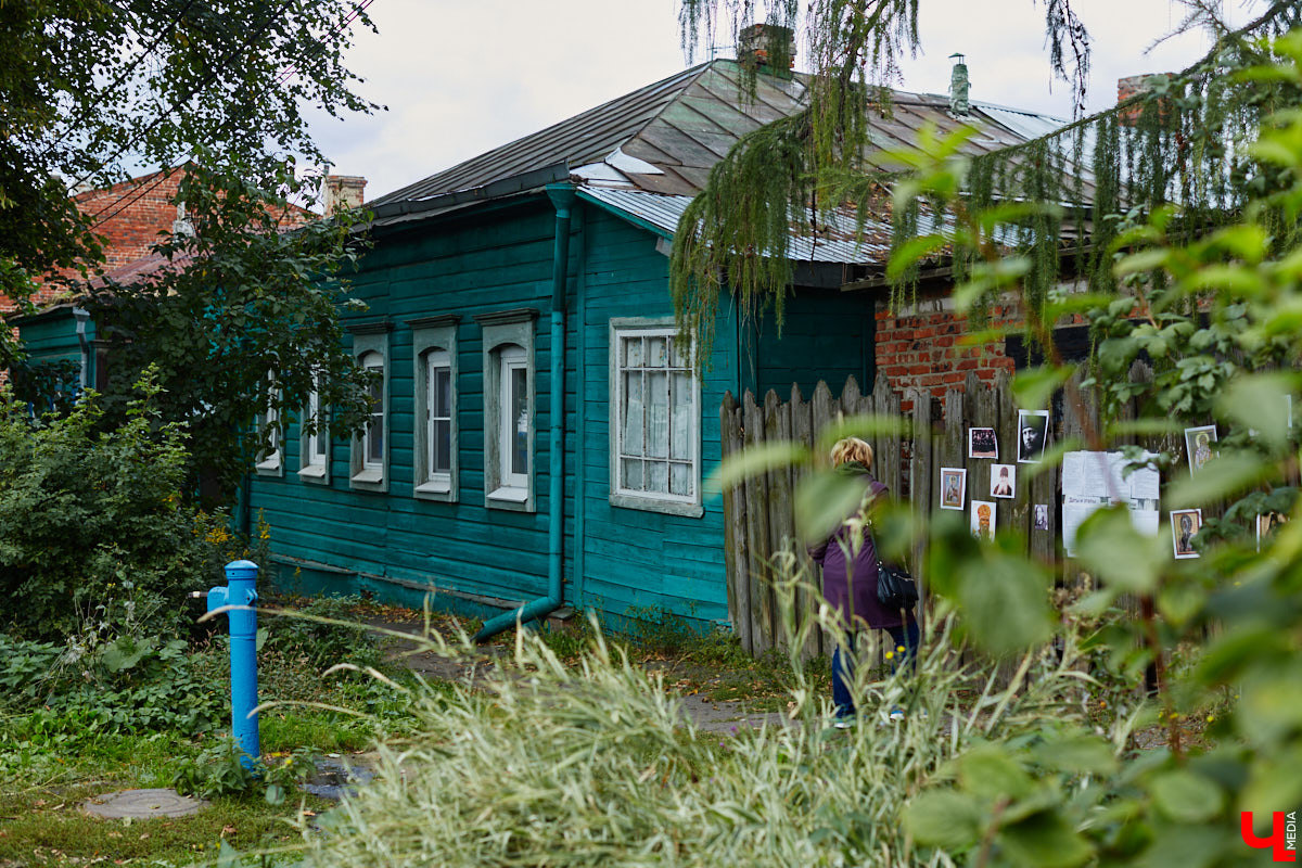 В субботу в центре Владимира на улице Музейная было необычно людно. Не привязываясь к каким-либо датам, а исходя исключительно из желания и своих возможностей, Розановский центр при поддержке Московской международной киношколы и центра современной культуры «Флигель» организовал здесь фестиваль «Лица улиц».