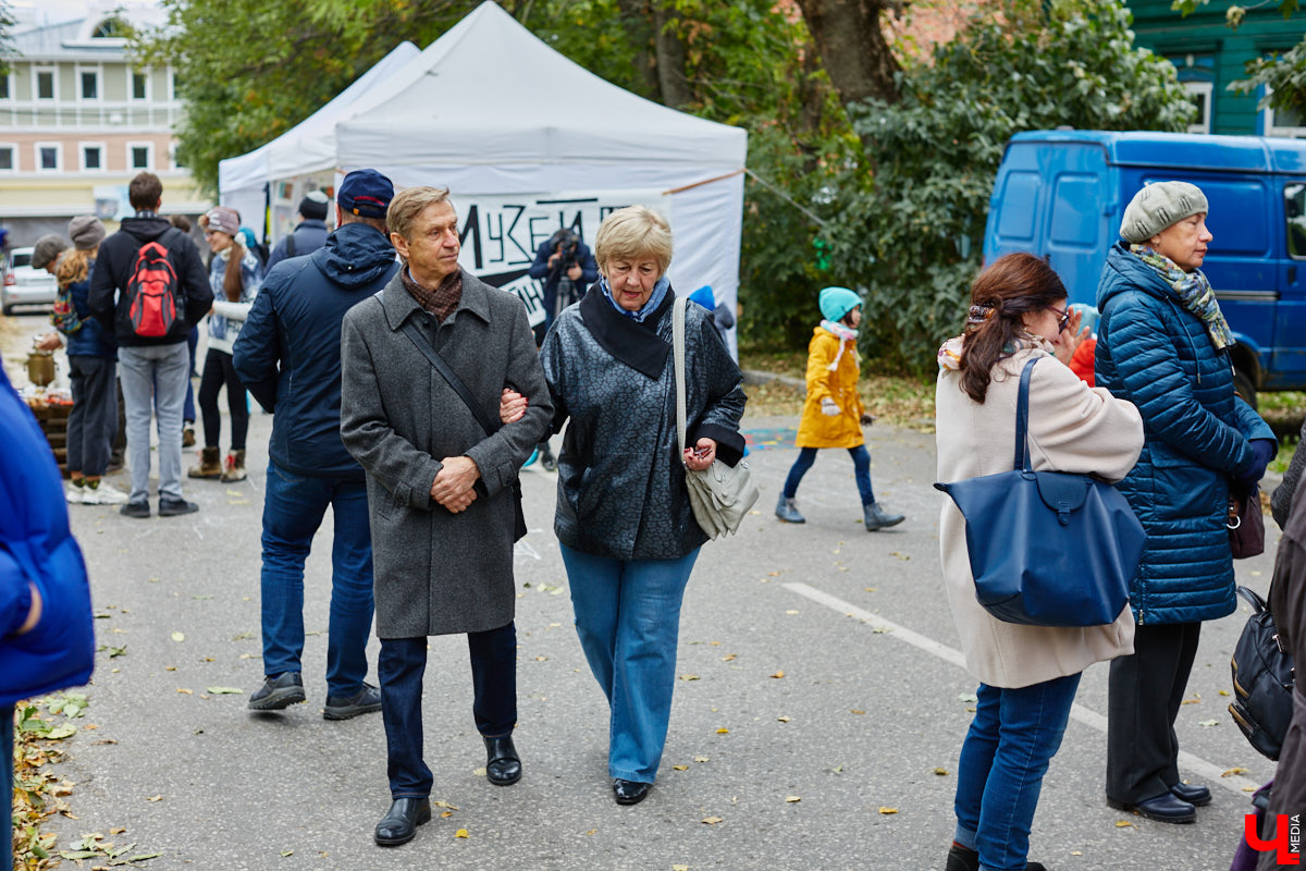 В субботу в центре Владимира на улице Музейная было необычно людно. Не привязываясь к каким-либо датам, а исходя исключительно из желания и своих возможностей, Розановский центр при поддержке Московской международной киношколы и центра современной культуры «Флигель» организовал здесь фестиваль «Лица улиц».