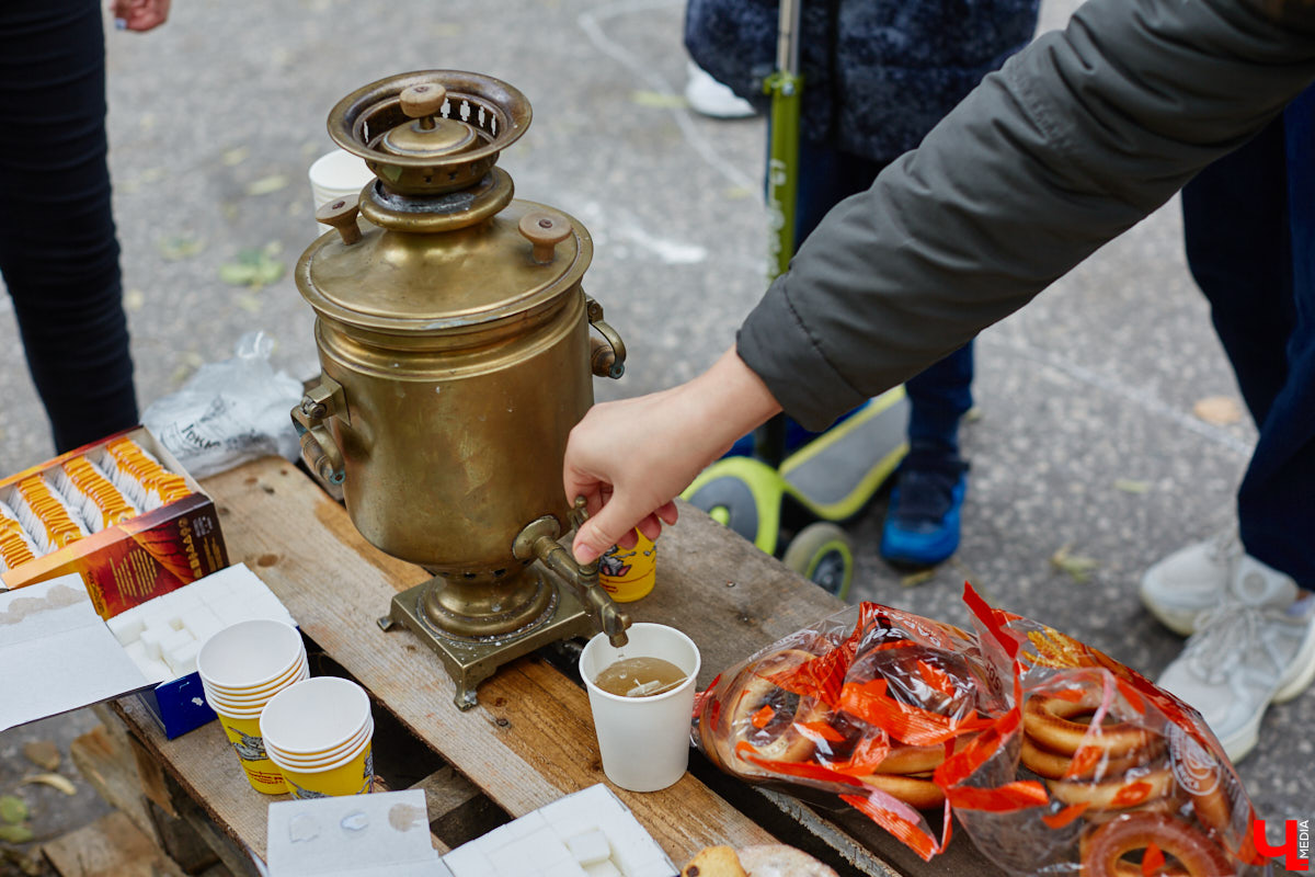 В субботу в центре Владимира на улице Музейная было необычно людно. Не привязываясь к каким-либо датам, а исходя исключительно из желания и своих возможностей, Розановский центр при поддержке Московской международной киношколы и центра современной культуры «Флигель» организовал здесь фестиваль «Лица улиц».