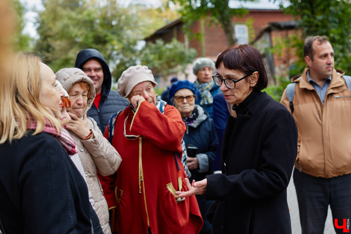 В субботу в центре Владимира на улице Музейная было необычно людно. Не привязываясь к каким-либо датам, а исходя исключительно из желания и своих возможностей, Розановский центр при поддержке Московской международной киношколы и центра современной культуры «Флигель» организовал здесь фестиваль «Лица улиц».