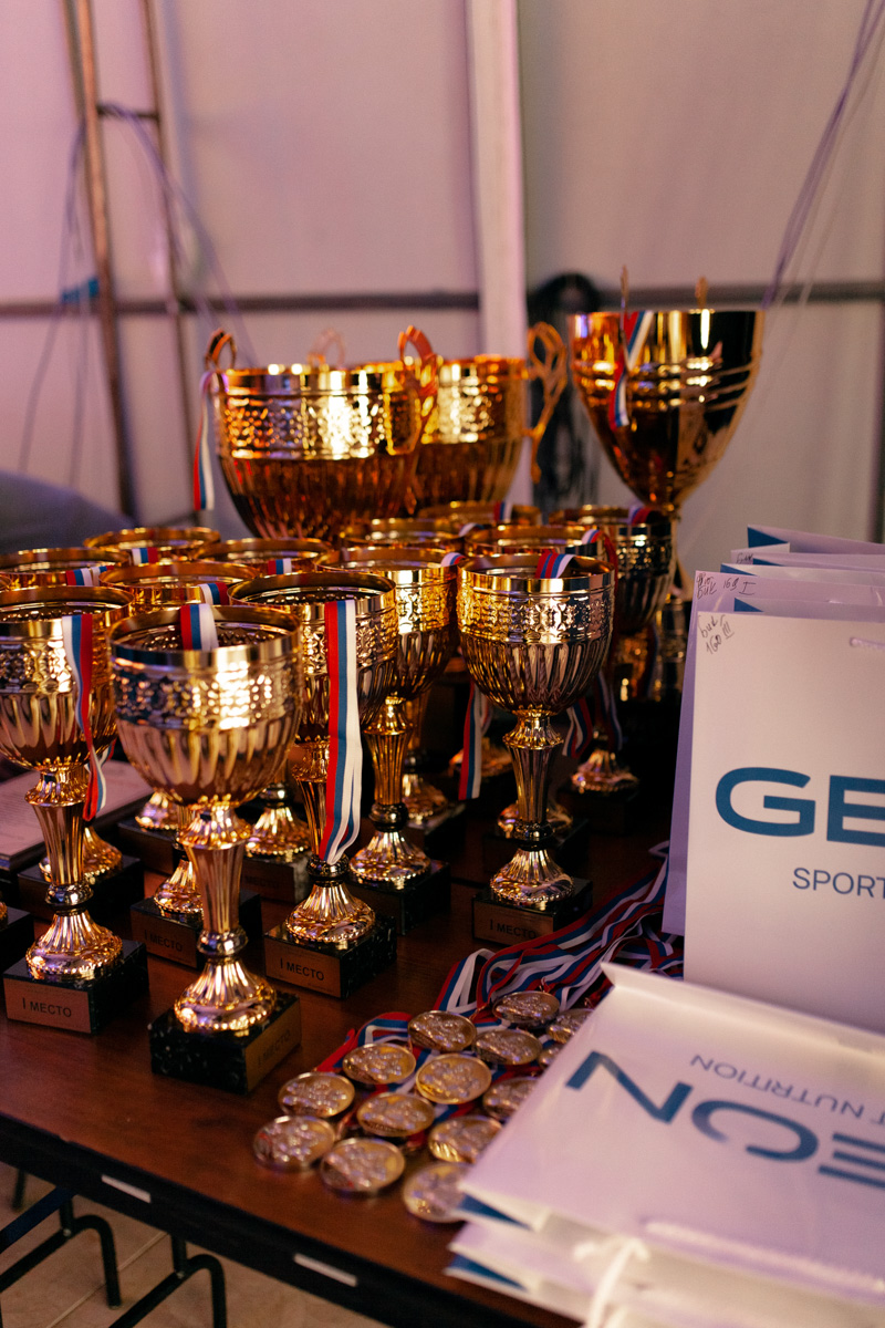 В Суздале прошел открытый чемпионат Владимирской области по бодибилдингу и фитнесу. Кстати, уже седьмой по счету. На сцене арт-отеля собралось около ста красивых и накачанных людей, которые умело играли мускулами, демонстрировали бикини и удивляли судей произвольной программой.