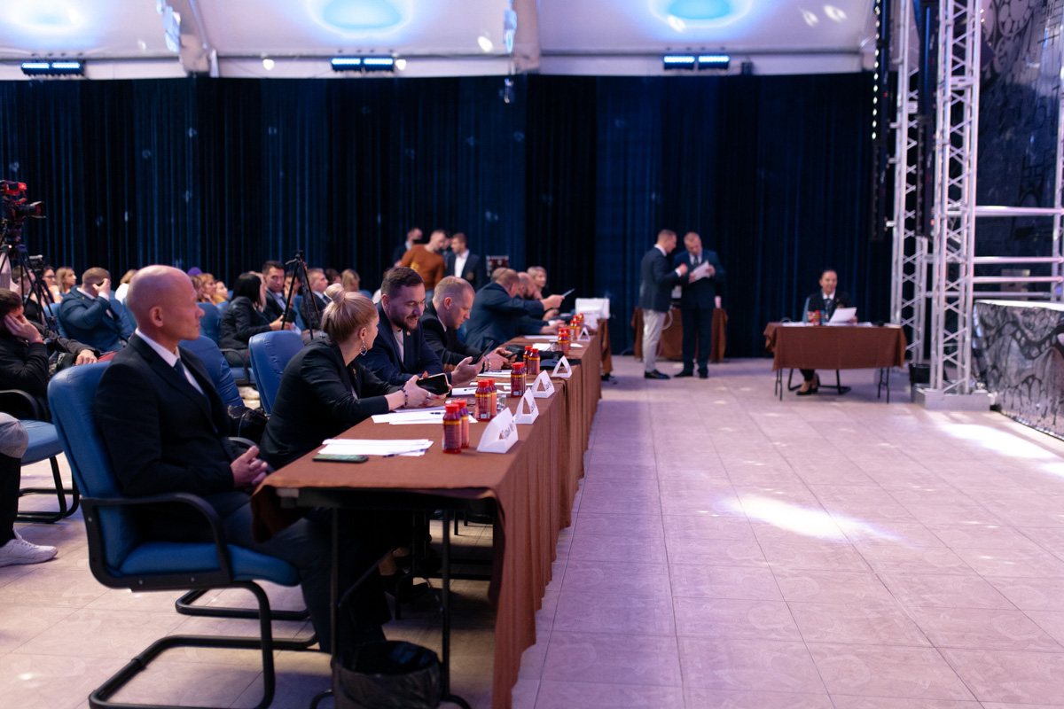 В Суздале прошел открытый чемпионат Владимирской области по бодибилдингу и фитнесу. Кстати, уже седьмой по счету. На сцене арт-отеля собралось около ста красивых и накачанных людей, которые умело играли мускулами, демонстрировали бикини и удивляли судей произвольной программой.