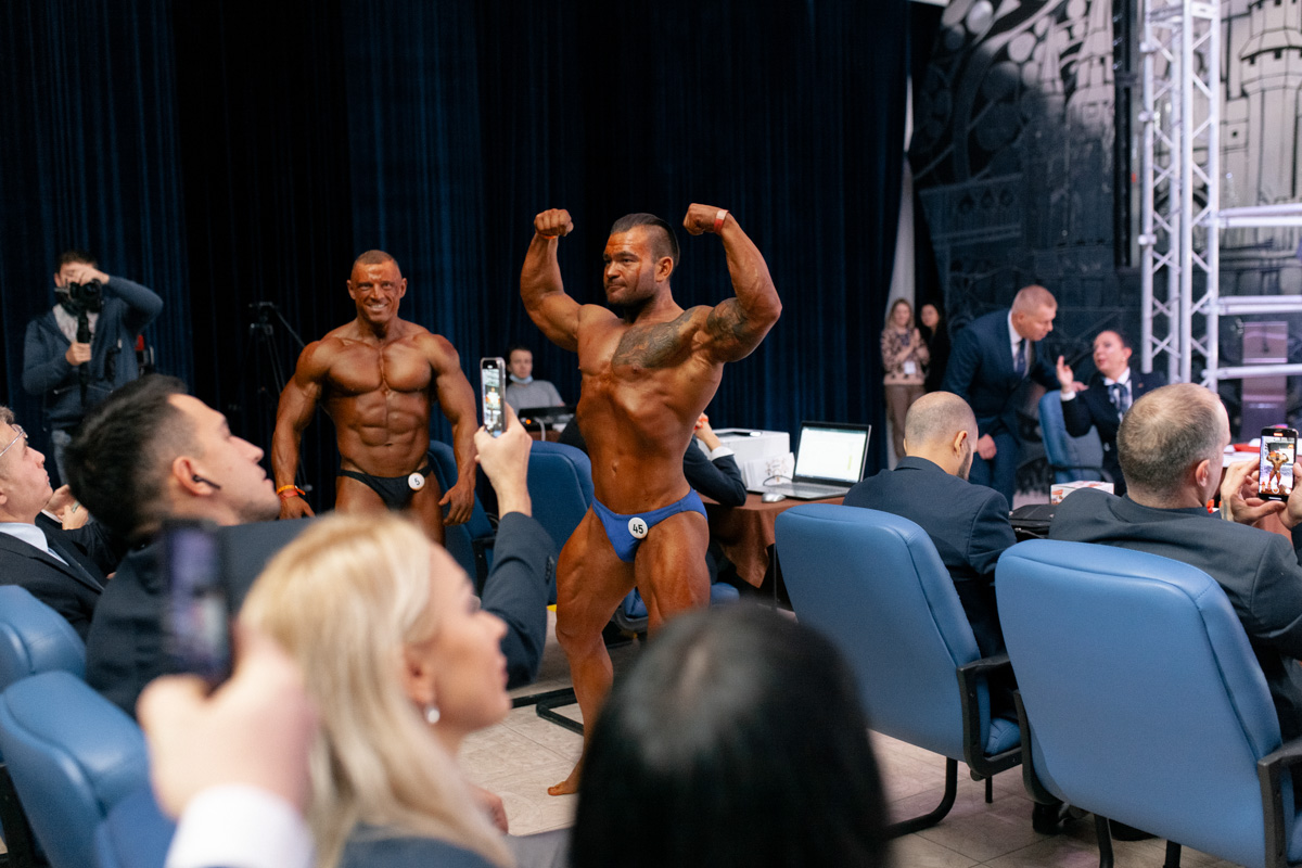 В Суздале прошел открытый чемпионат Владимирской области по бодибилдингу и фитнесу. Кстати, уже седьмой по счету. На сцене арт-отеля собралось около ста красивых и накачанных людей, которые умело играли мускулами, демонстрировали бикини и удивляли судей произвольной программой.