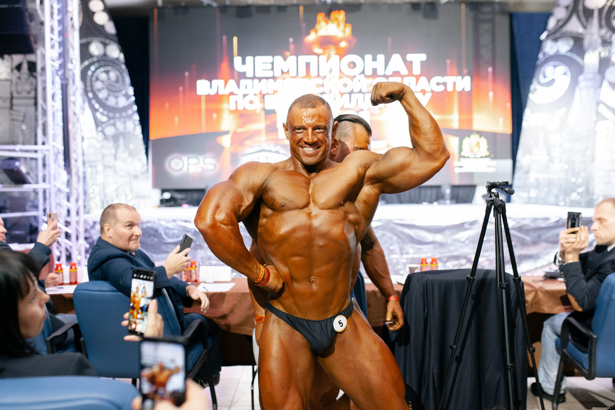 В Суздале прошел открытый чемпионат Владимирской области по бодибилдингу и фитнесу. Кстати, уже седьмой по счету. На сцене арт-отеля собралось около ста красивых и накачанных людей, которые умело играли мускулами, демонстрировали бикини и удивляли судей произвольной программой.