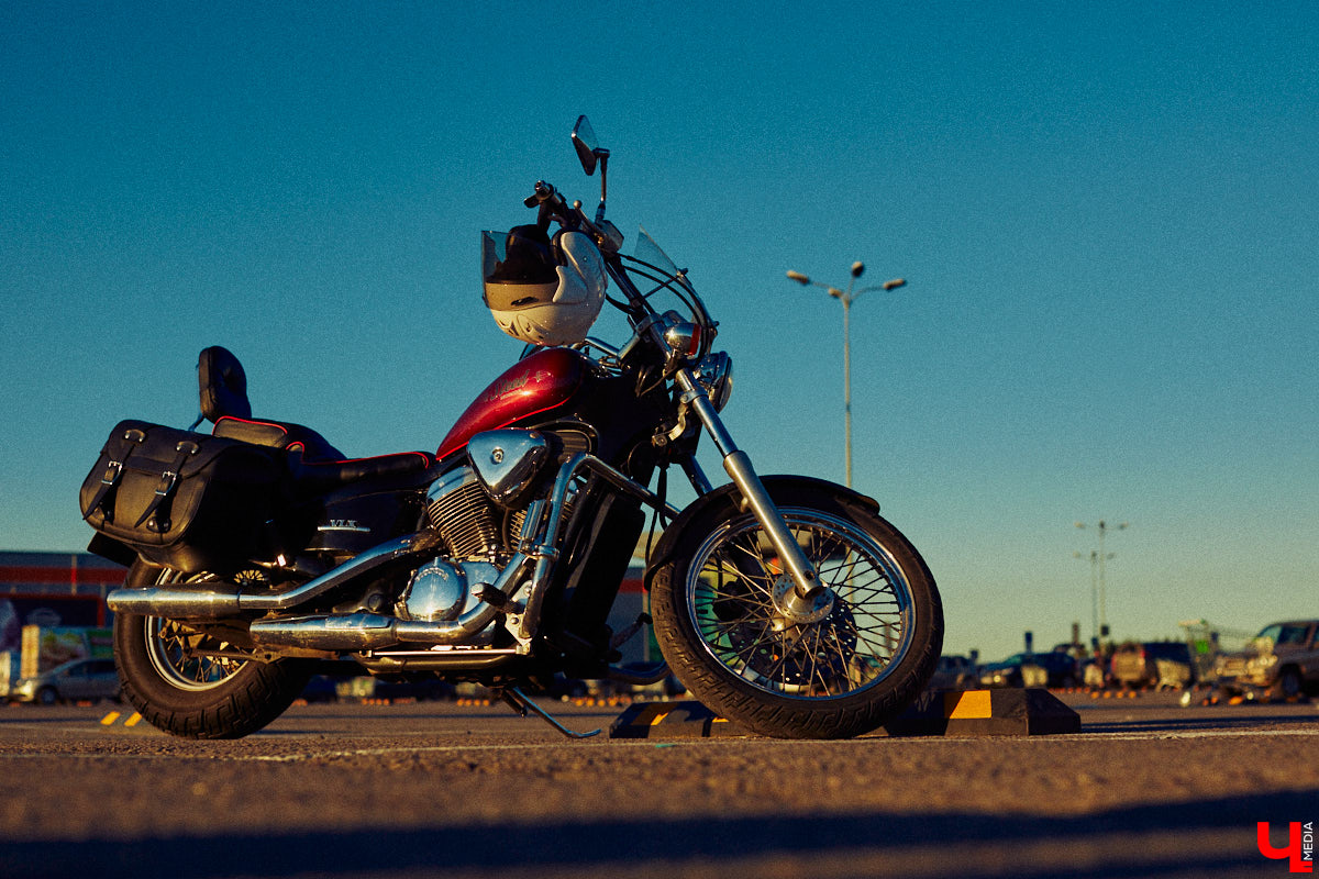 Сегодня девушками на мотоциклах никого не удивишь. Однако Наталии Дикой есть чем поделиться! Например, рассказом о своем чоппере Honda Steed 600 по кличке Цветочек. Завершаем байк-сезон обзором аккуратного «японца».