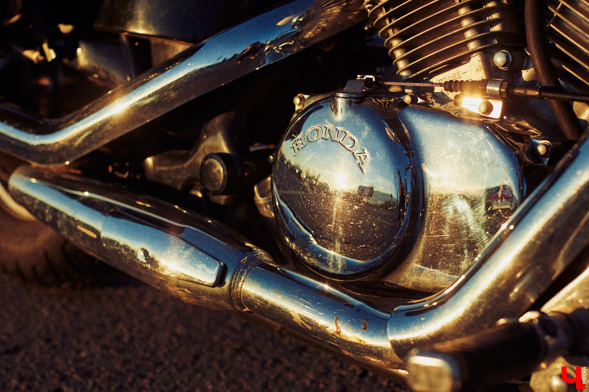 Сегодня девушками на мотоциклах никого не удивишь. Однако Наталии Дикой есть чем поделиться! Например, рассказом о своем чоппере Honda Steed 600 по кличке Цветочек. Завершаем байк-сезон обзором аккуратного «японца».