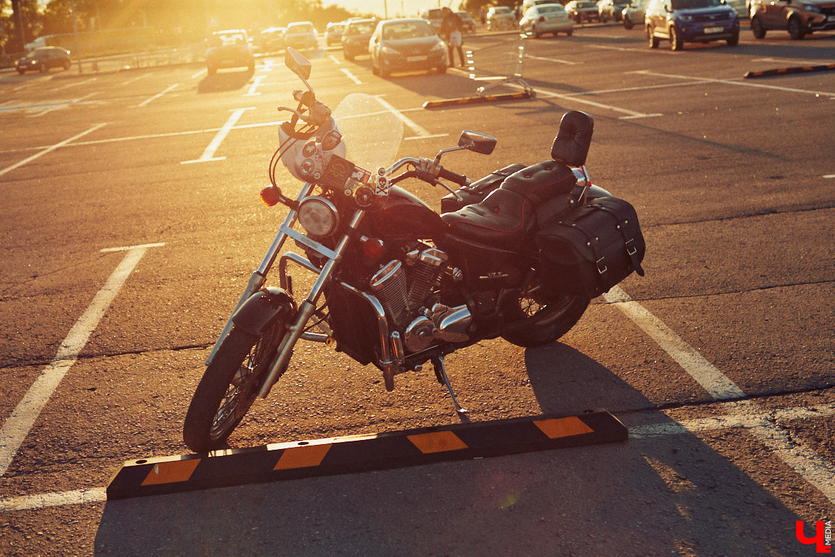 Сегодня девушками на мотоциклах никого не удивишь. Однако Наталии Дикой есть чем поделиться! Например, рассказом о своем чоппере Honda Steed 600 по кличке Цветочек. Завершаем байк-сезон обзором аккуратного «японца».