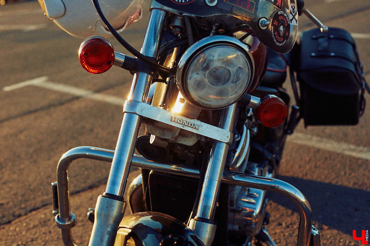 Сегодня девушками на мотоциклах никого не удивишь. Однако Наталии Дикой есть чем поделиться! Например, рассказом о своем чоппере Honda Steed 600 по кличке Цветочек. Завершаем байк-сезон обзором аккуратного «японца».