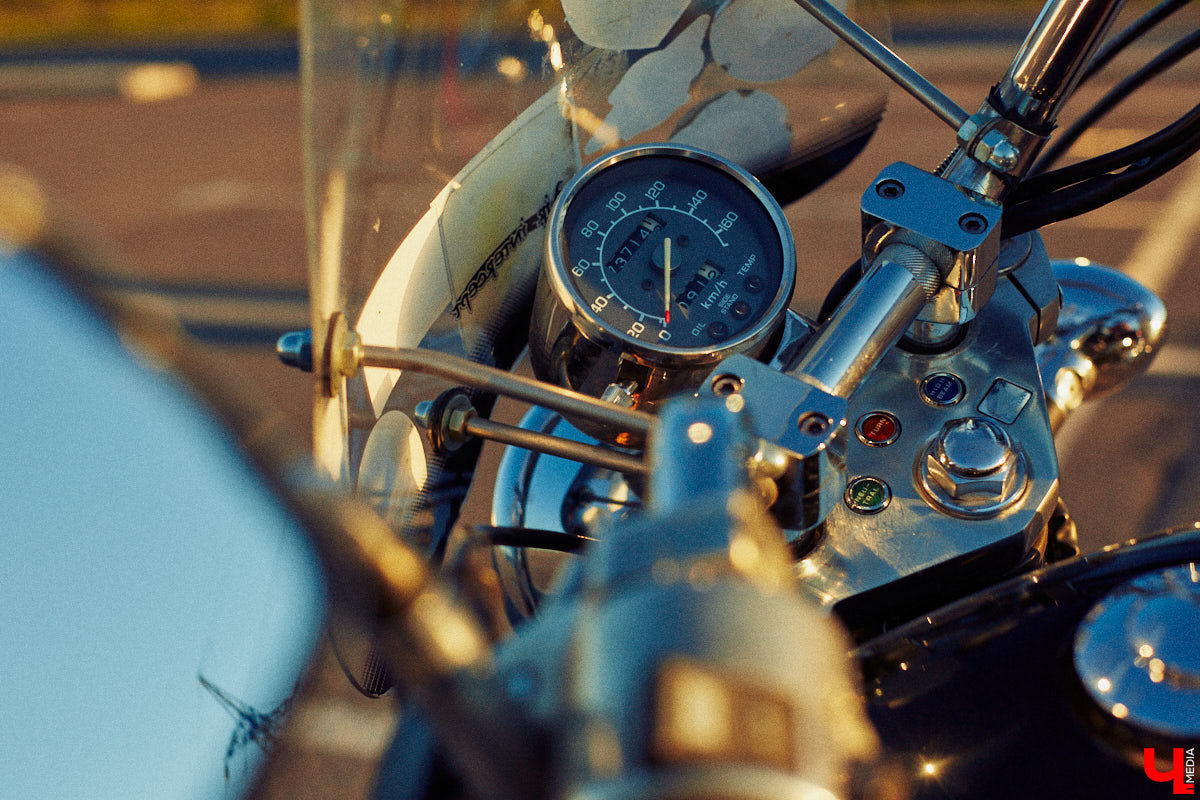 Сегодня девушками на мотоциклах никого не удивишь. Однако Наталии Дикой есть чем поделиться! Например, рассказом о своем чоппере Honda Steed 600 по кличке Цветочек. Завершаем байк-сезон обзором аккуратного «японца».