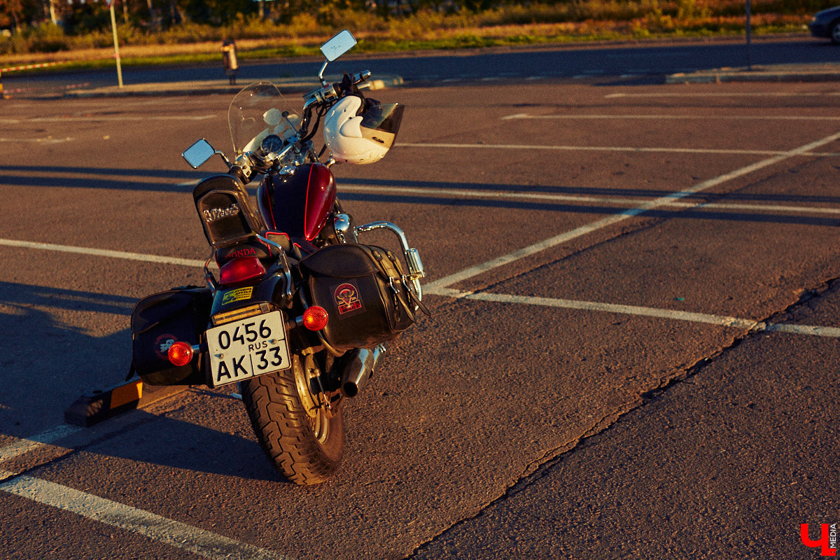 Сегодня девушками на мотоциклах никого не удивишь. Однако Наталии Дикой есть чем поделиться! Например, рассказом о своем чоппере Honda Steed 600 по кличке Цветочек. Завершаем байк-сезон обзором аккуратного «японца».