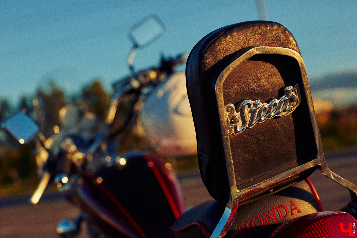 Сегодня девушками на мотоциклах никого не удивишь. Однако Наталии Дикой есть чем поделиться! Например, рассказом о своем чоппере Honda Steed 600 по кличке Цветочек. Завершаем байк-сезон обзором аккуратного «японца».