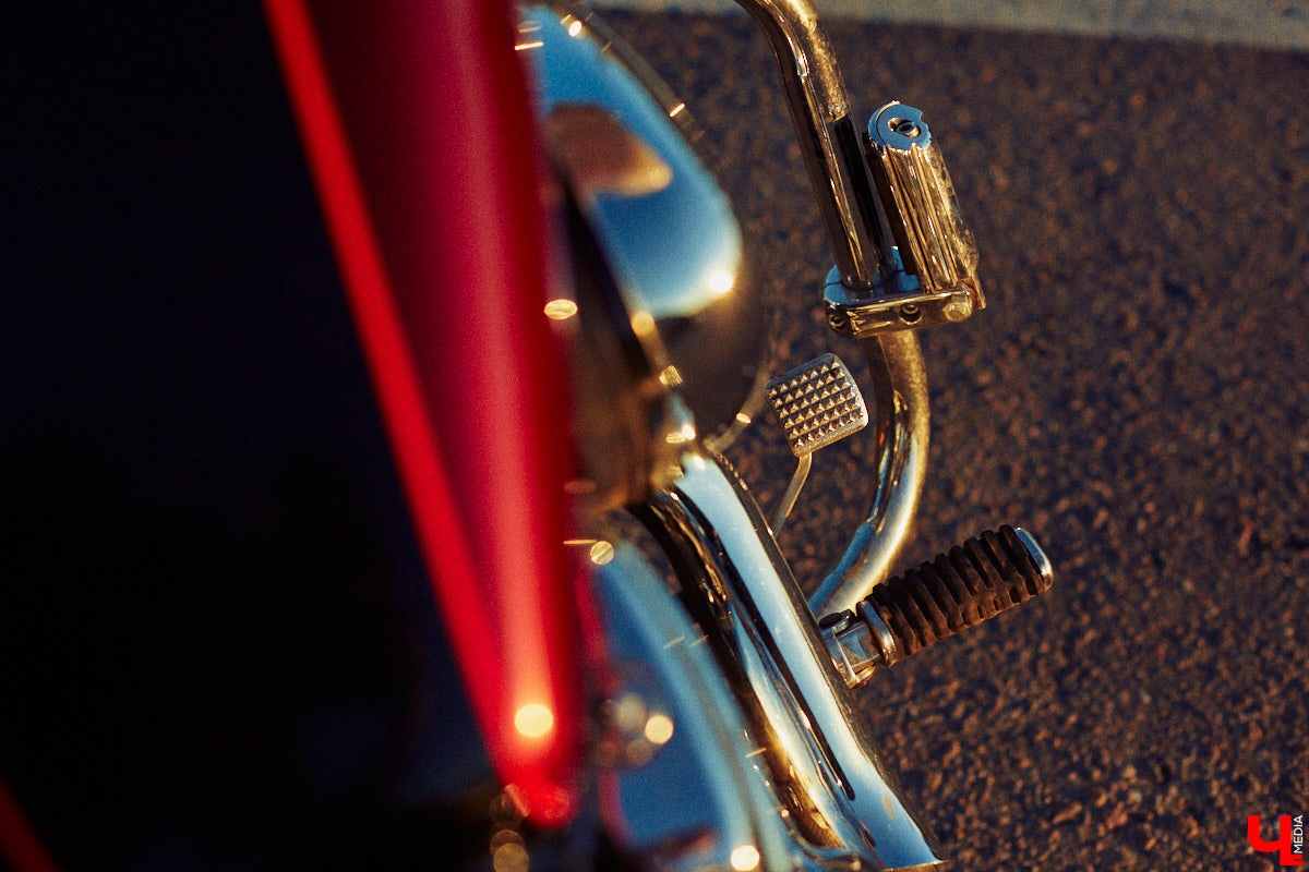 Сегодня девушками на мотоциклах никого не удивишь. Однако Наталии Дикой есть чем поделиться! Например, рассказом о своем чоппере Honda Steed 600 по кличке Цветочек. Завершаем байк-сезон обзором аккуратного «японца».