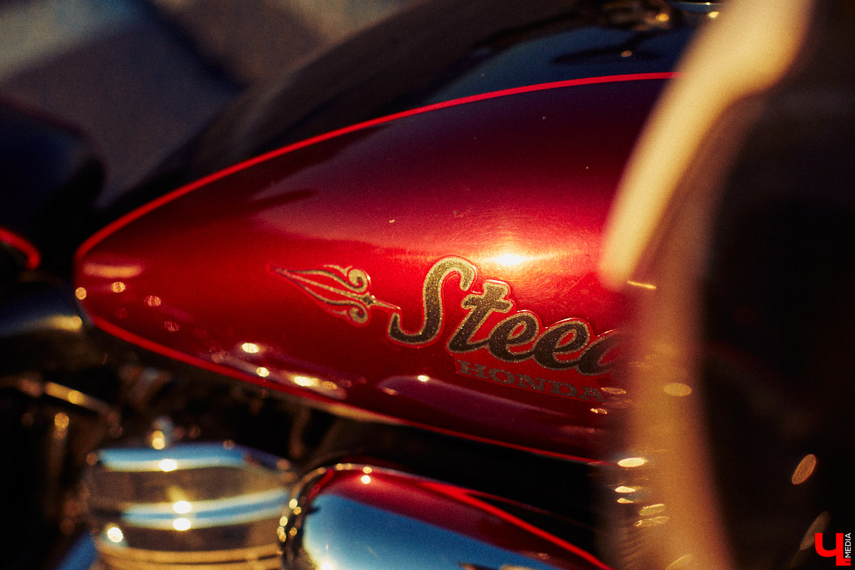 Сегодня девушками на мотоциклах никого не удивишь. Однако Наталии Дикой есть чем поделиться! Например, рассказом о своем чоппере Honda Steed 600 по кличке Цветочек. Завершаем байк-сезон обзором аккуратного «японца».