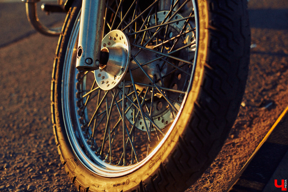 Сегодня девушками на мотоциклах никого не удивишь. Однако Наталии Дикой есть чем поделиться! Например, рассказом о своем чоппере Honda Steed 600 по кличке Цветочек. Завершаем байк-сезон обзором аккуратного «японца».