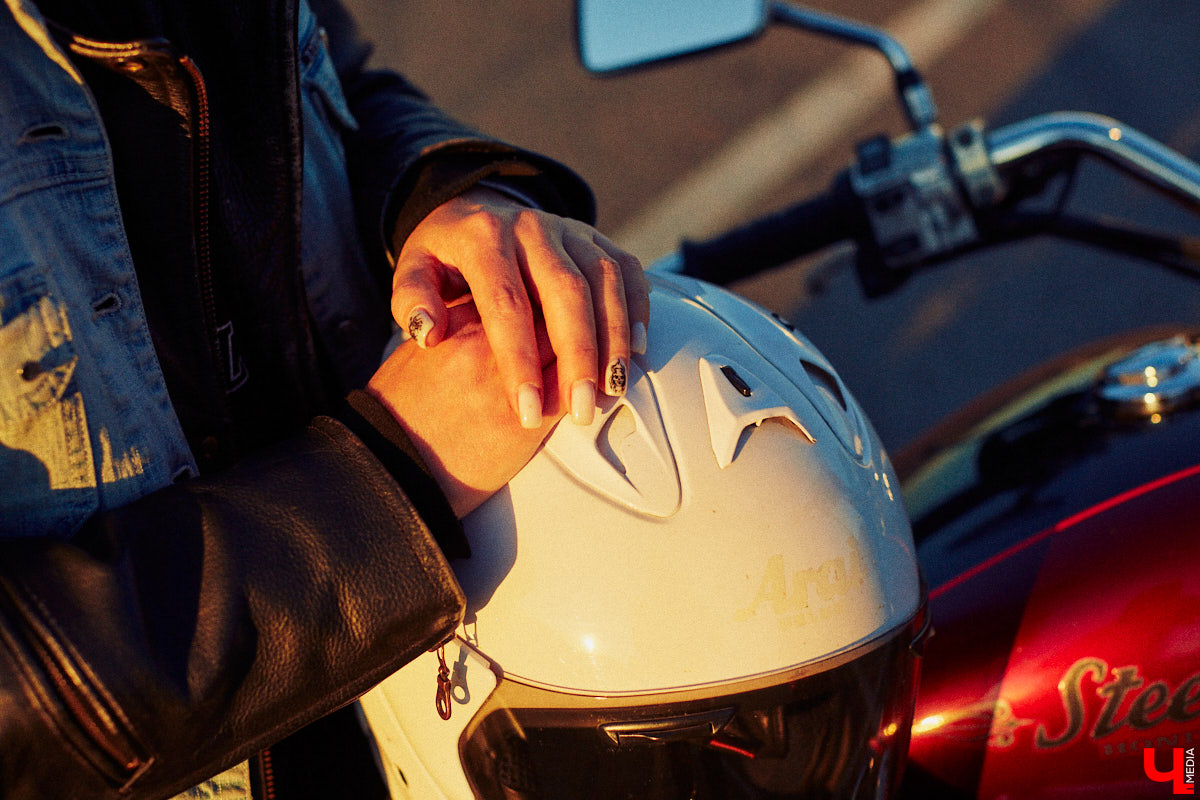 Сегодня девушками на мотоциклах никого не удивишь. Однако Наталии Дикой есть чем поделиться! Например, рассказом о своем чоппере Honda Steed 600 по кличке Цветочек. Завершаем байк-сезон обзором аккуратного «японца».