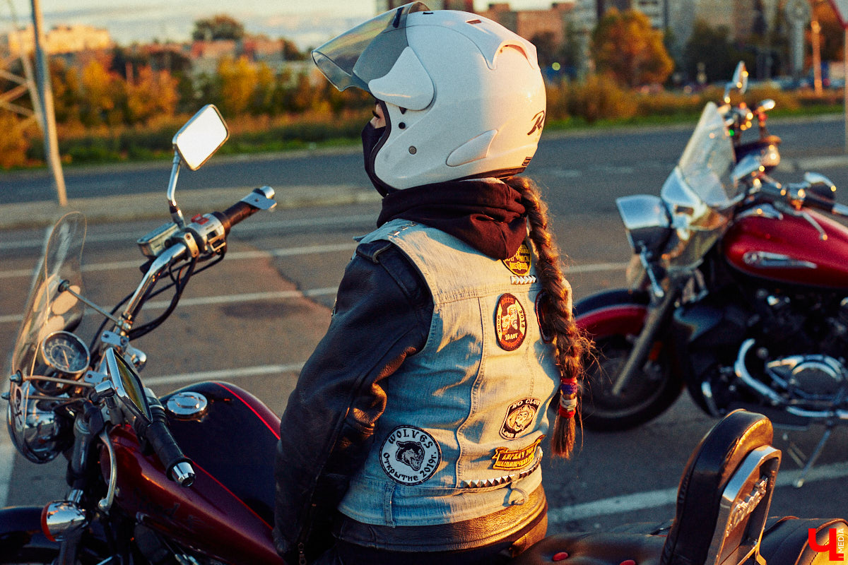 Сегодня девушками на мотоциклах никого не удивишь. Однако Наталии Дикой есть чем поделиться! Например, рассказом о своем чоппере Honda Steed 600 по кличке Цветочек. Завершаем байк-сезон обзором аккуратного «японца».