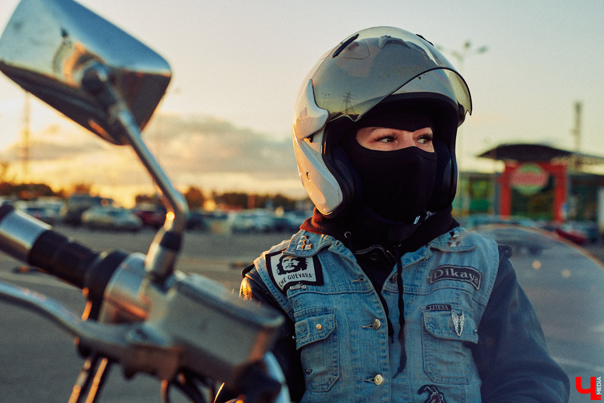 Сегодня девушками на мотоциклах никого не удивишь. Однако Наталии Дикой есть чем поделиться! Например, рассказом о своем чоппере Honda Steed 600 по кличке Цветочек. Завершаем байк-сезон обзором аккуратного «японца».