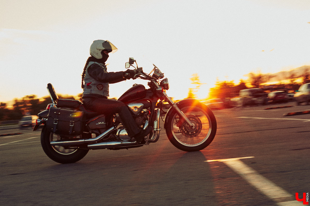 Сегодня девушками на мотоциклах никого не удивишь. Однако Наталии Дикой есть чем поделиться! Например, рассказом о своем чоппере Honda Steed 600 по кличке Цветочек. Завершаем байк-сезон обзором аккуратного «японца».