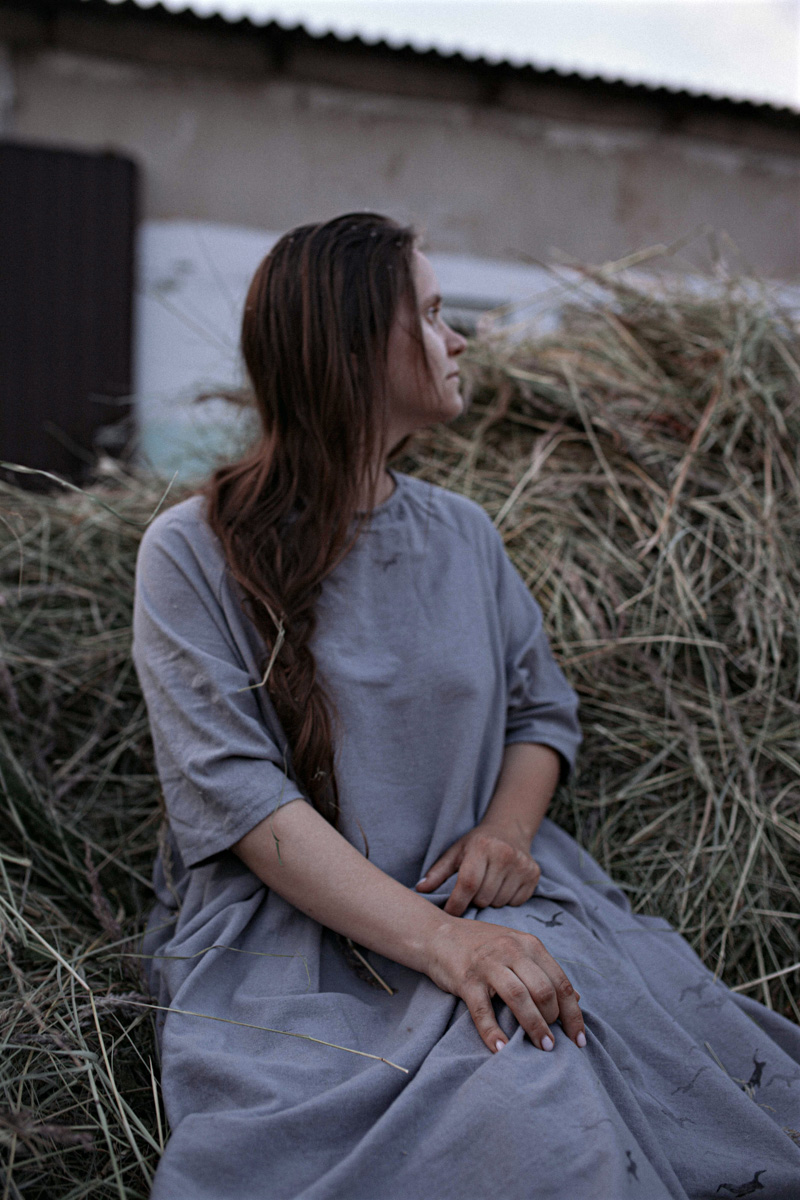 Ольга Журавлева, организатор первого в России международного фестиваля прядения и ткачества, пустила нас в свой очаровательный домик, где хранится много вещей с историей!