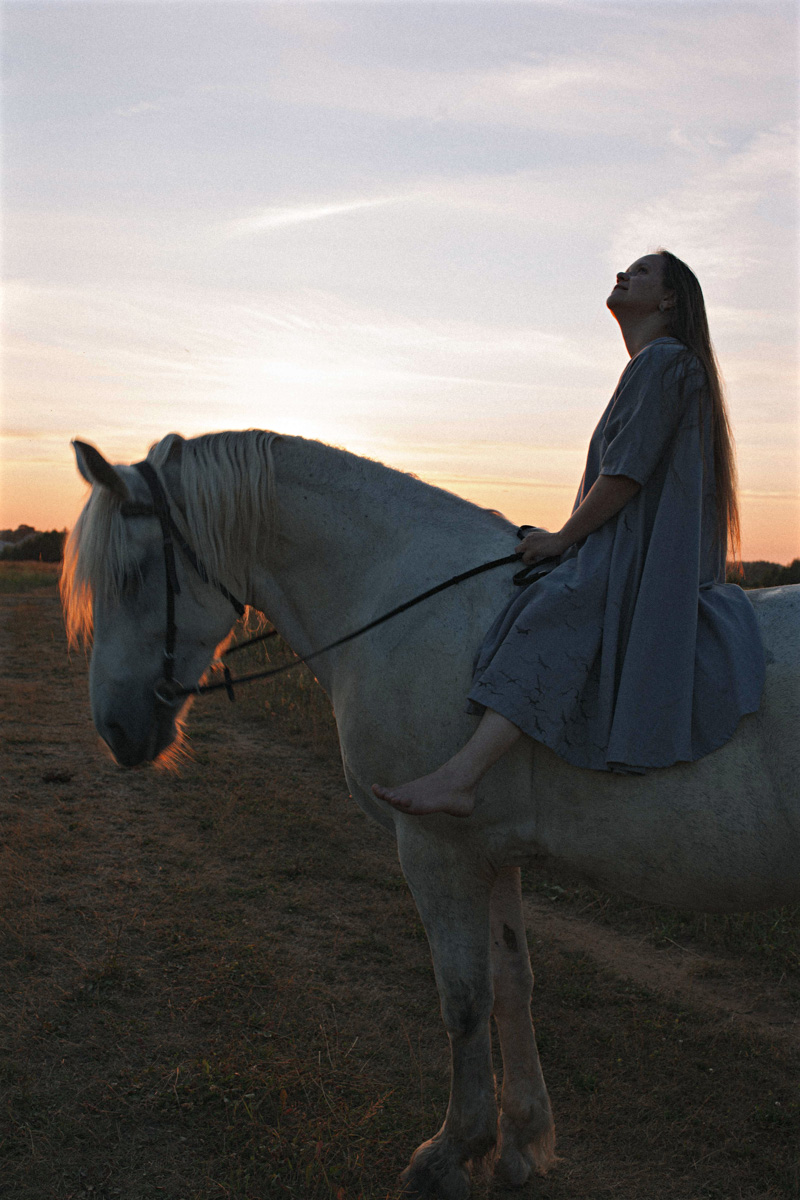 Ольга Журавлева, организатор первого в России международного фестиваля прядения и ткачества, пустила нас в свой очаровательный домик, где хранится много вещей с историей!