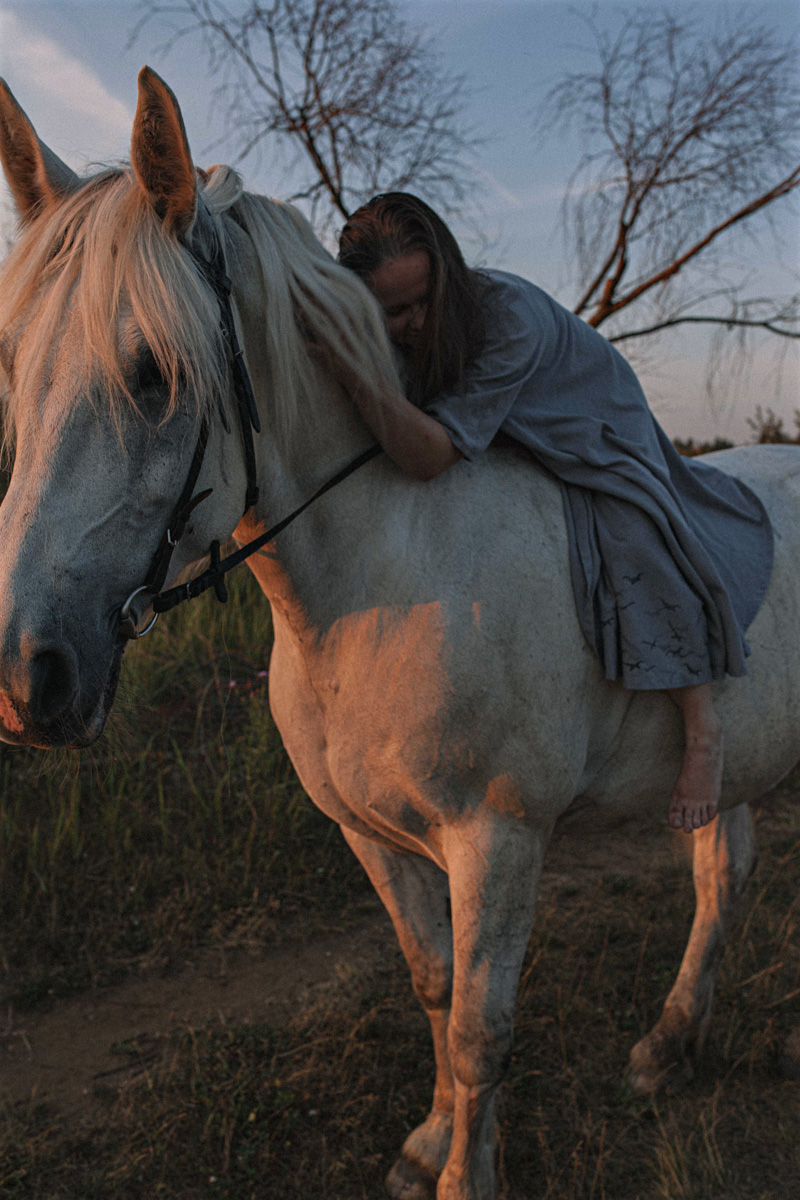 Ольга Журавлева, организатор первого в России международного фестиваля прядения и ткачества, пустила нас в свой очаровательный домик, где хранится много вещей с историей!