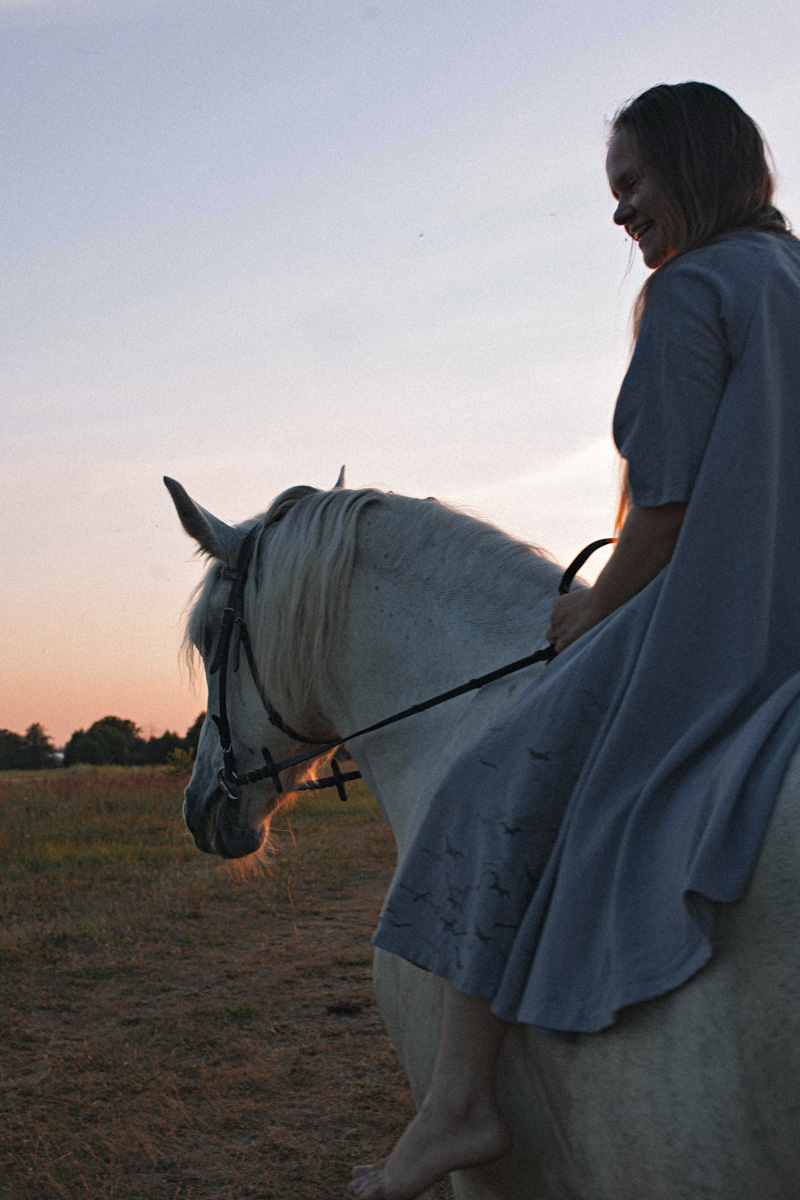 Ольга Журавлева, организатор первого в России международного фестиваля прядения и ткачества, пустила нас в свой очаровательный домик, где хранится много вещей с историей!