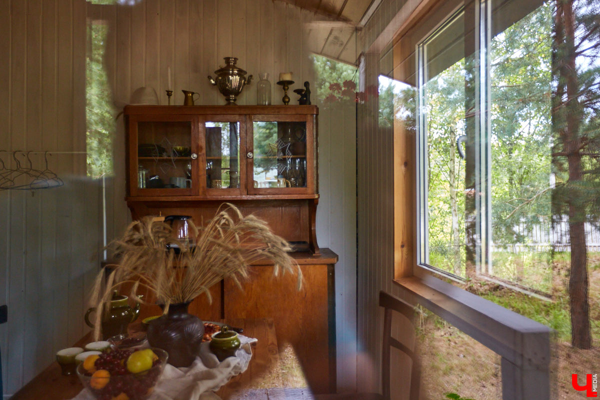 Ольга Журавлева, организатор первого в России международного фестиваля прядения и ткачества, пустила нас в свой очаровательный домик, где хранится много вещей с историей!