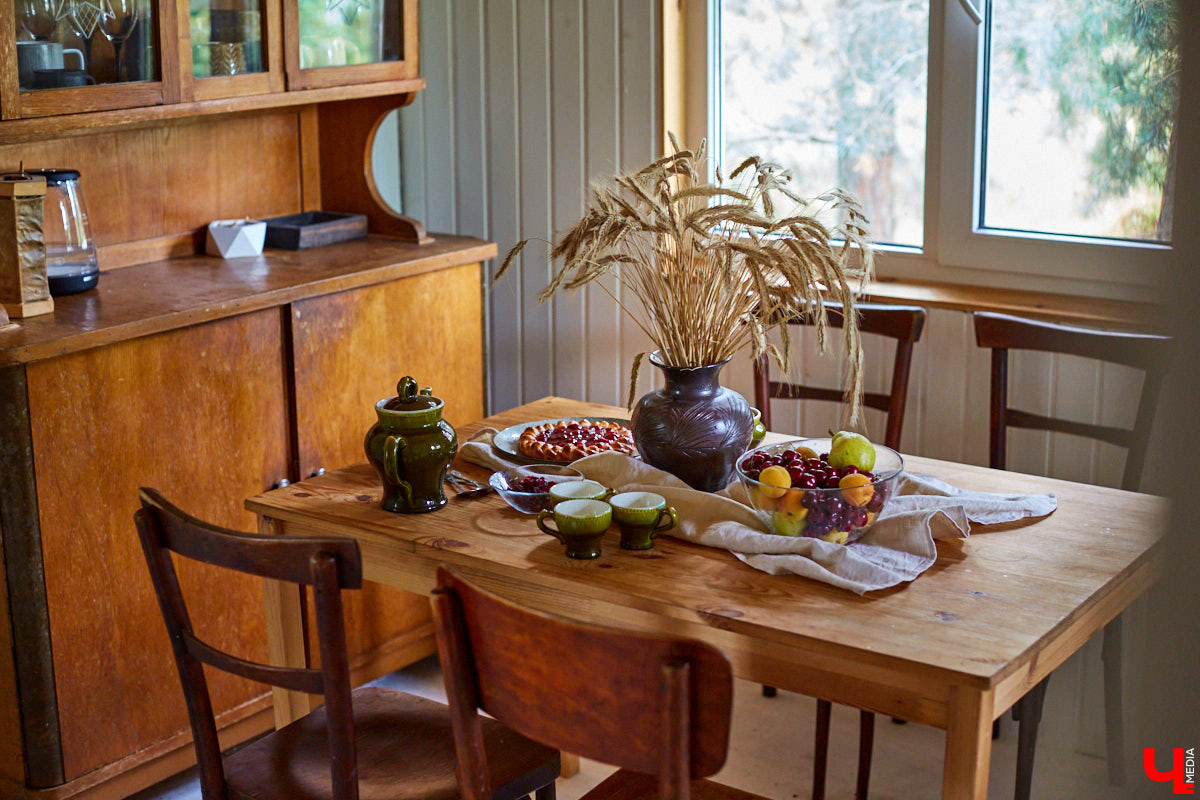 Ольга Журавлева, организатор первого в России международного фестиваля прядения и ткачества, пустила нас в свой очаровательный домик, где хранится много вещей с историей!