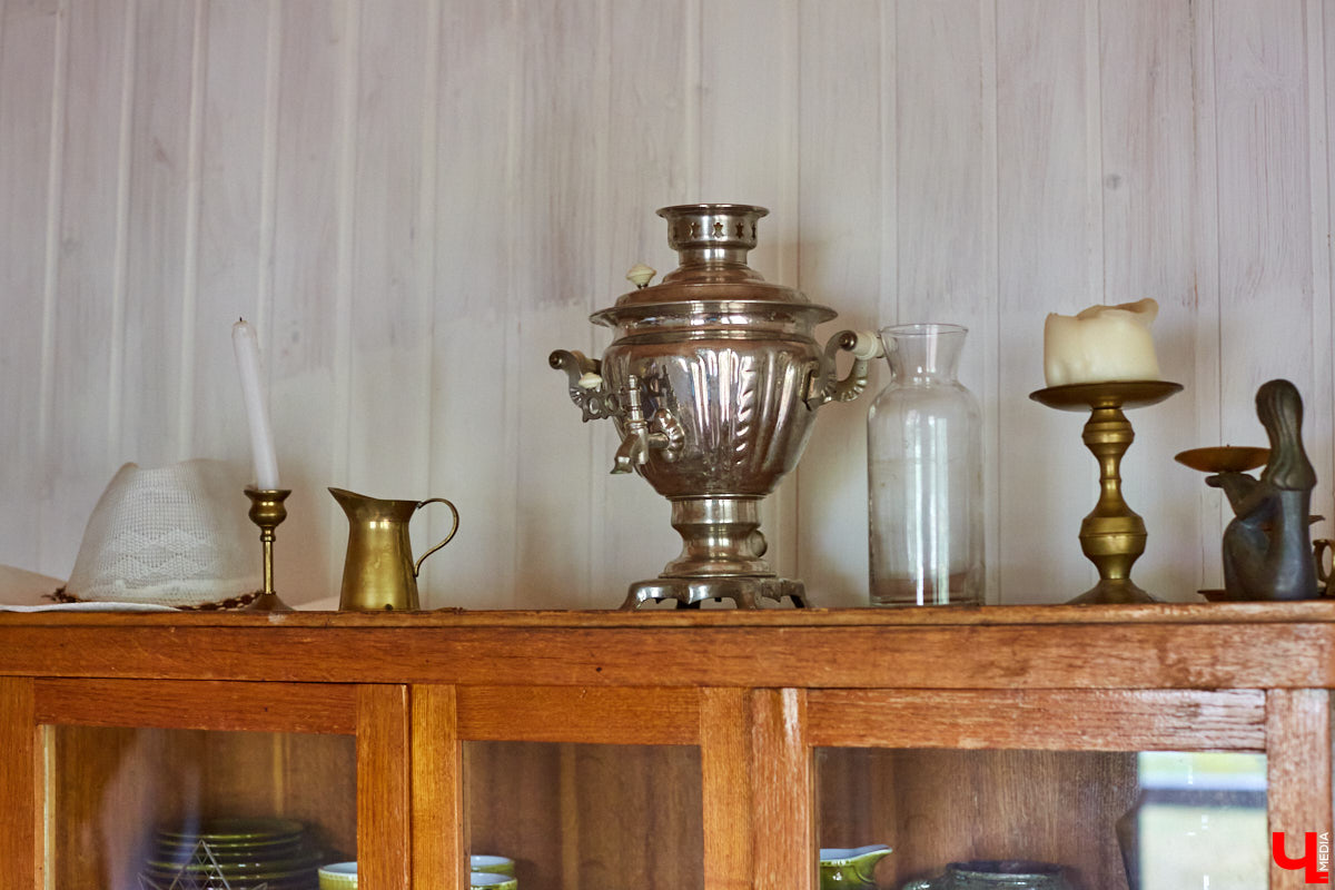 Ольга Журавлева, организатор первого в России международного фестиваля прядения и ткачества, пустила нас в свой очаровательный домик, где хранится много вещей с историей!