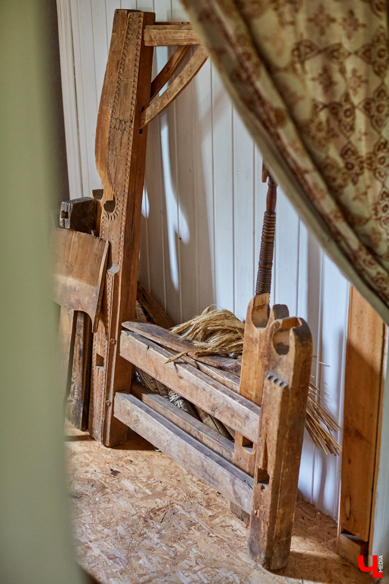 Ольга Журавлева, организатор первого в России международного фестиваля прядения и ткачества, пустила нас в свой очаровательный домик, где хранится много вещей с историей!