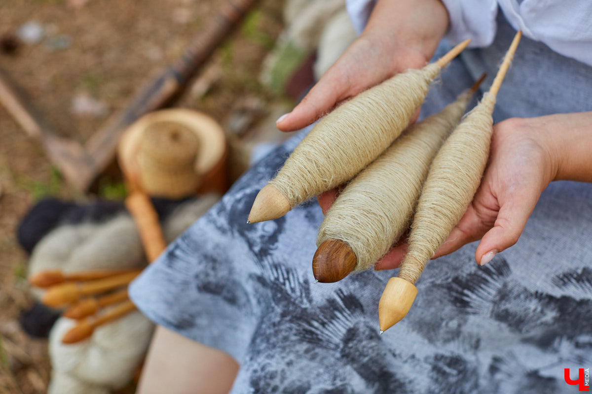 Ольга Журавлева, организатор первого в России международного фестиваля прядения и ткачества, пустила нас в свой очаровательный домик, где хранится много вещей с историей!