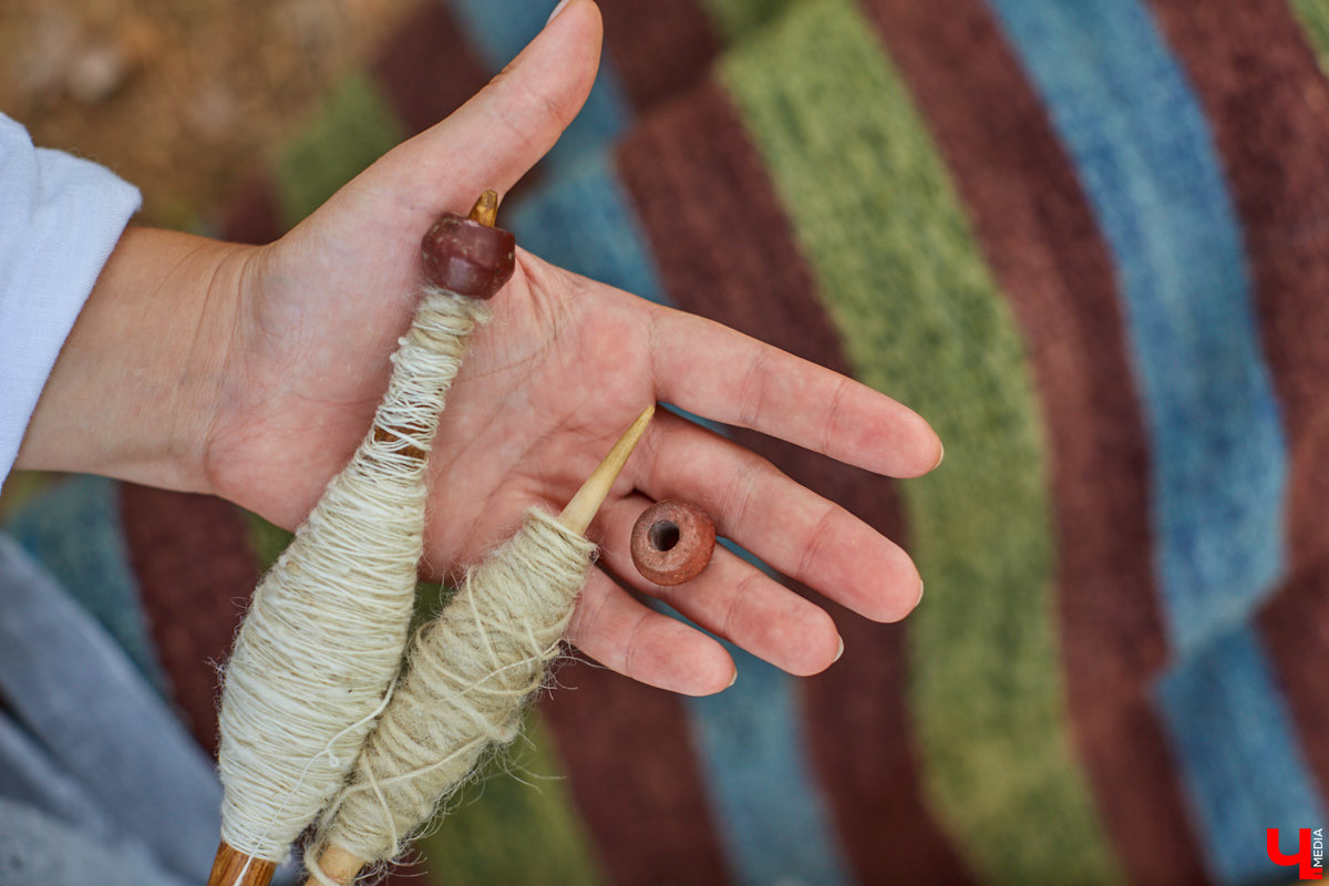 Ольга Журавлева, организатор первого в России международного фестиваля прядения и ткачества, пустила нас в свой очаровательный домик, где хранится много вещей с историей!