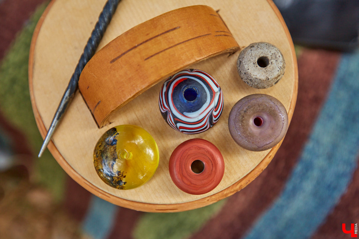 Ольга Журавлева, организатор первого в России международного фестиваля прядения и ткачества, пустила нас в свой очаровательный домик, где хранится много вещей с историей!