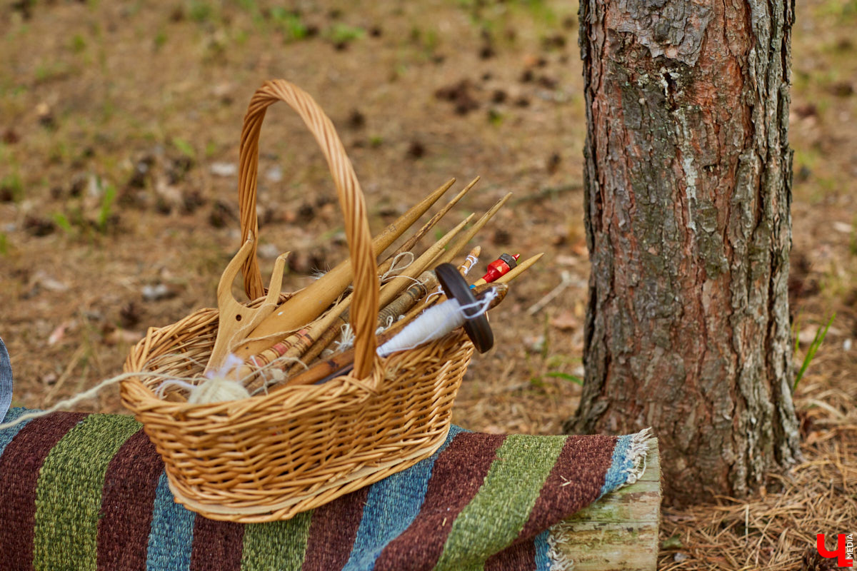 Ольга Журавлева, организатор первого в России международного фестиваля прядения и ткачества, пустила нас в свой очаровательный домик, где хранится много вещей с историей!