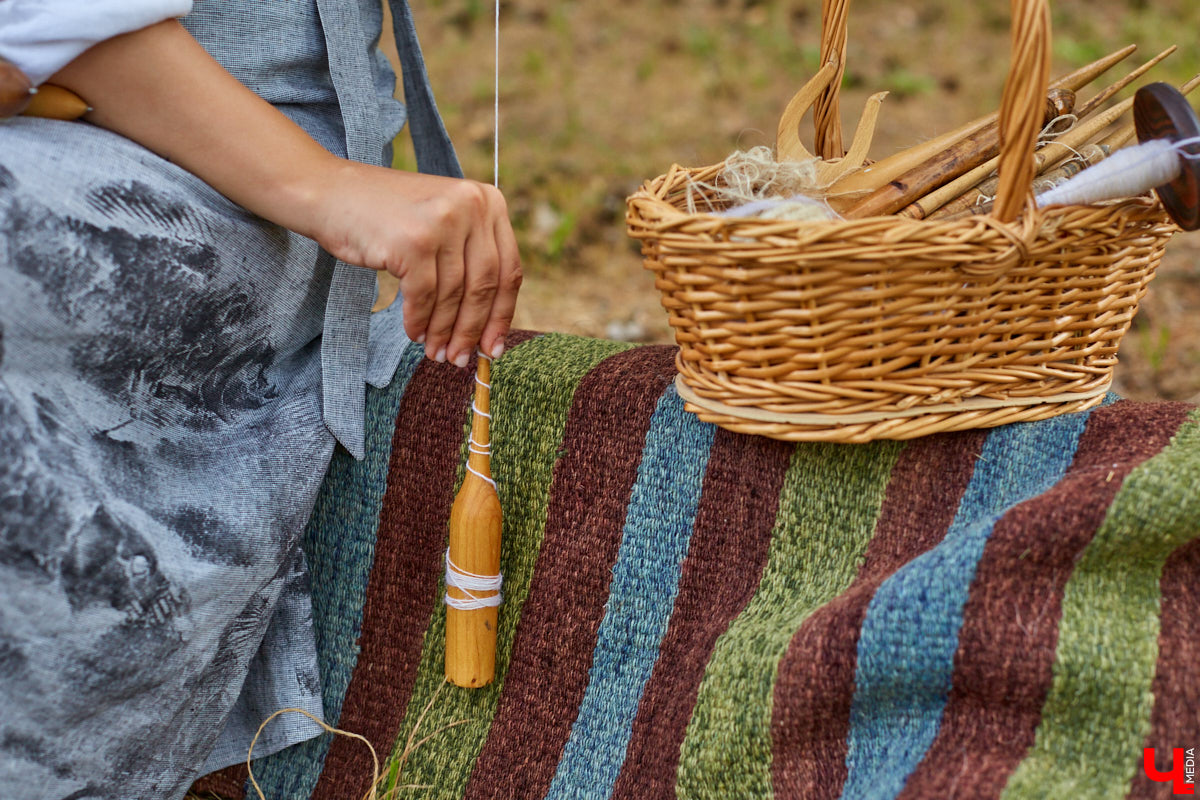 Ольга Журавлева, организатор первого в России международного фестиваля прядения и ткачества, пустила нас в свой очаровательный домик, где хранится много вещей с историей!