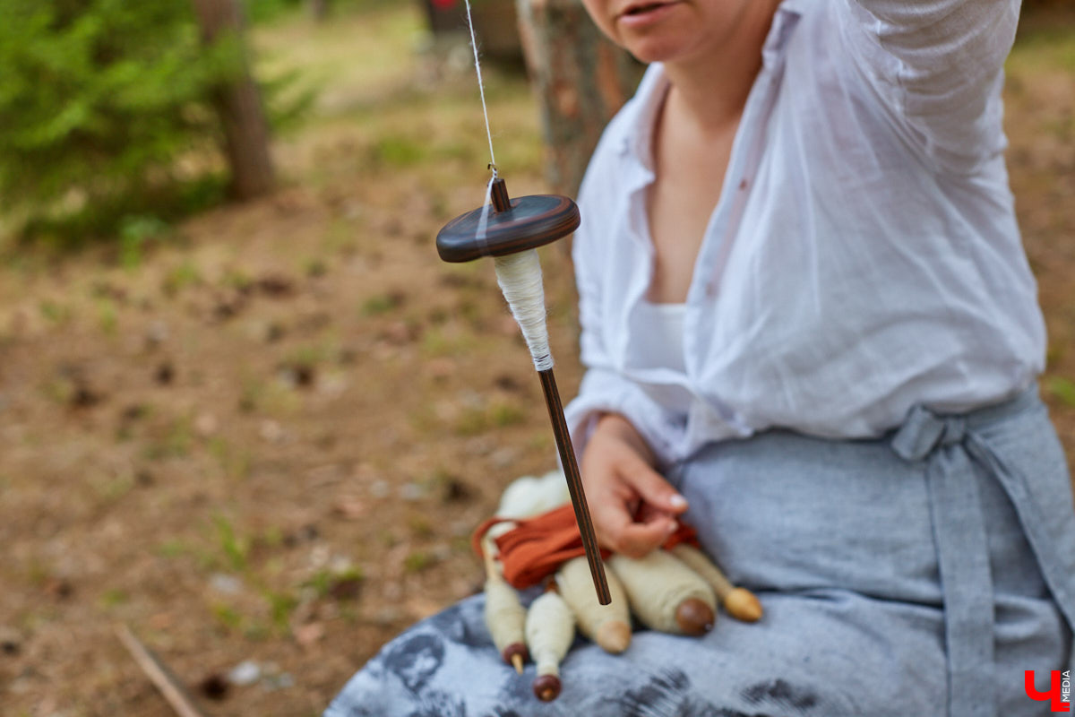 Ольга Журавлева, организатор первого в России международного фестиваля прядения и ткачества, пустила нас в свой очаровательный домик, где хранится много вещей с историей!