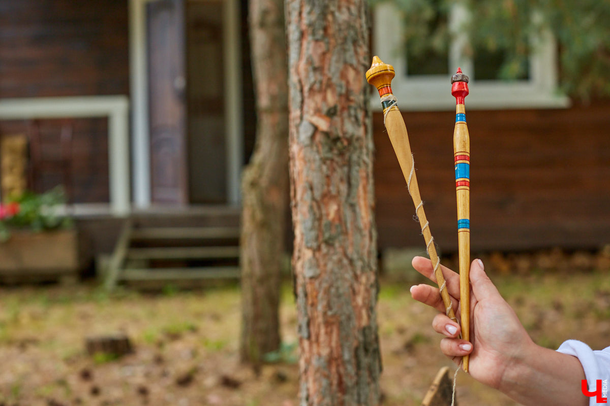 Ольга Журавлева, организатор первого в России международного фестиваля прядения и ткачества, пустила нас в свой очаровательный домик, где хранится много вещей с историей!