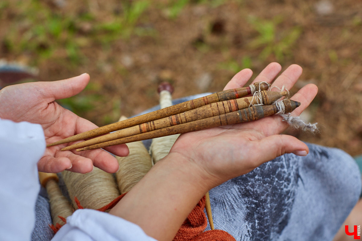 Ольга Журавлева, организатор первого в России международного фестиваля прядения и ткачества, пустила нас в свой очаровательный домик, где хранится много вещей с историей!