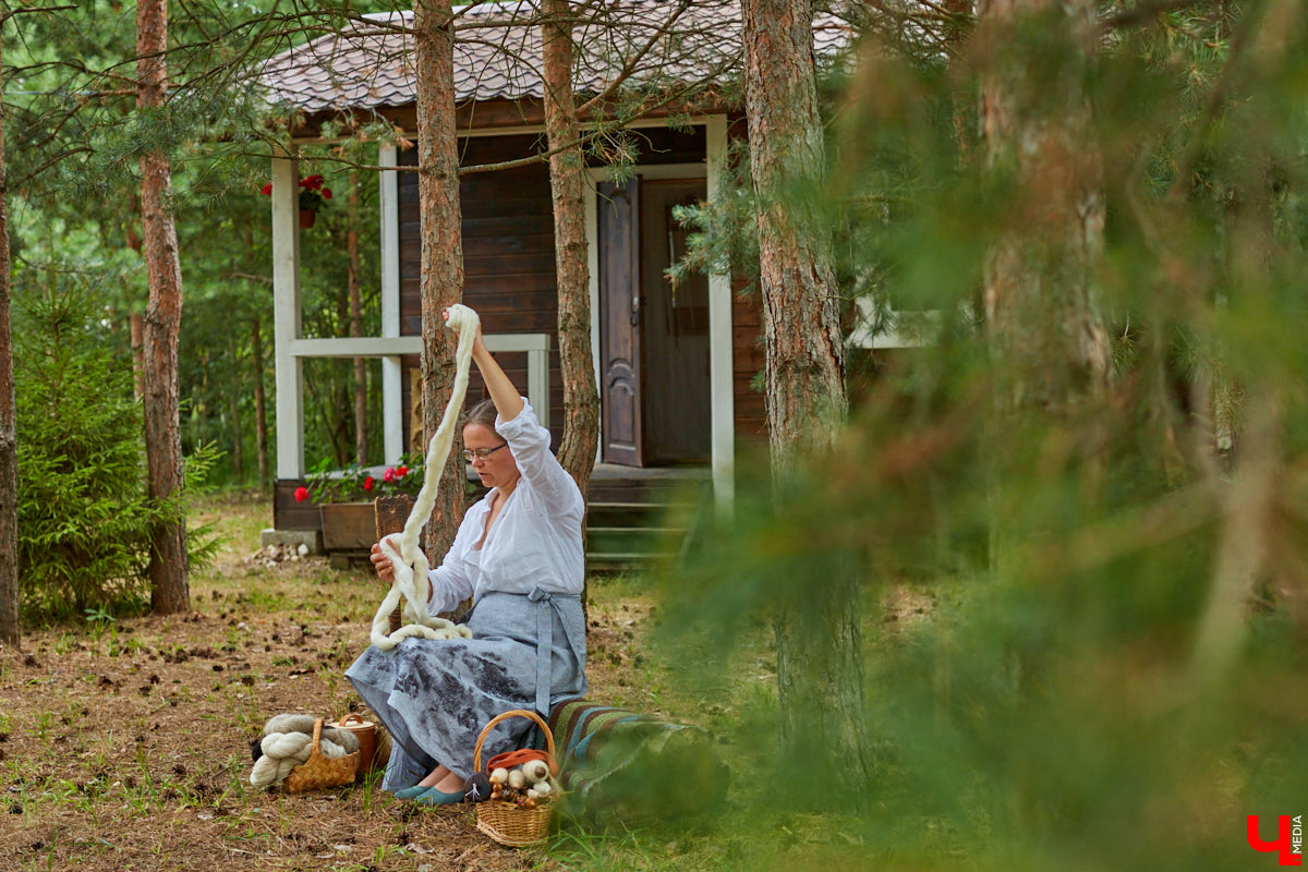 Ольга Журавлева, организатор первого в России международного фестиваля прядения и ткачества, пустила нас в свой очаровательный домик, где хранится много вещей с историей!