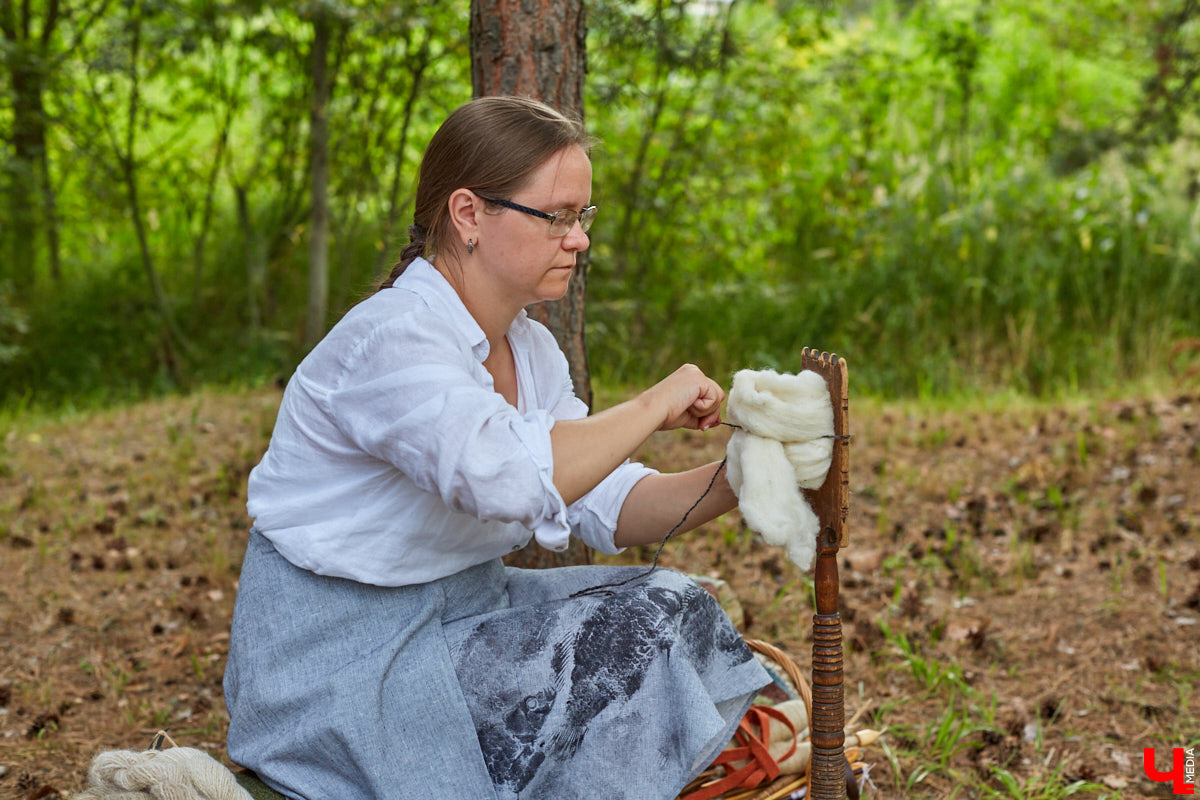 Ольга Журавлева, организатор первого в России международного фестиваля прядения и ткачества, пустила нас в свой очаровательный домик, где хранится много вещей с историей!